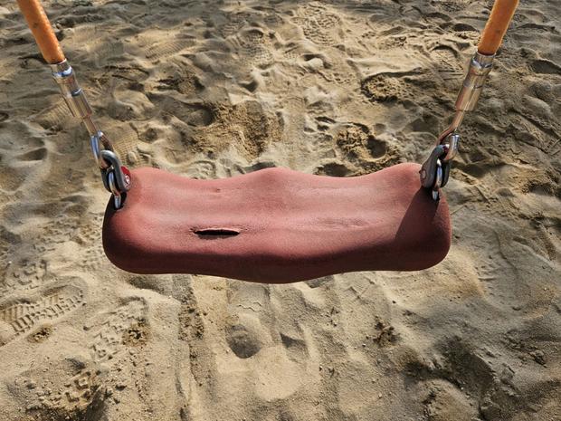 신안초등학교 놀이터 그네 교체! Damaged playground equipment?...