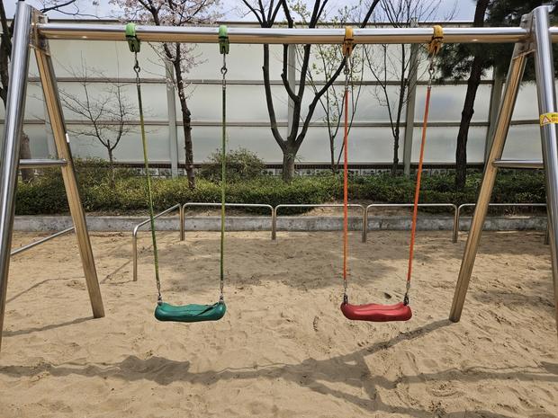 홍성초등학교 놀이 시설 교체, 케이스터디움 혁신 기술로 더욱 안전하고 즐거운 공간 만...