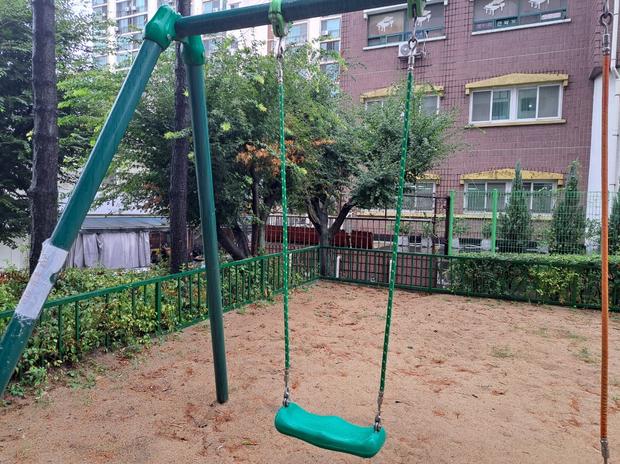 학교 운동장, 그네 교체는 이렇게 해야죠? ??️ 관련 이미지