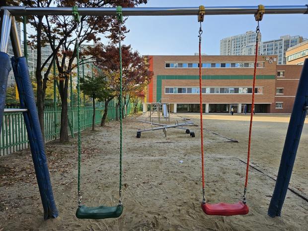 철원초등학교 놀이터 교체, 튼튼한 운동장 건설! 케이스터디움 전문가 ?