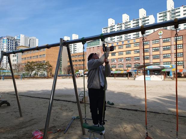 경남병설유치원 운동장 그네 교체, 혁신 시공으로 놀라운 성과! 관련 이미지