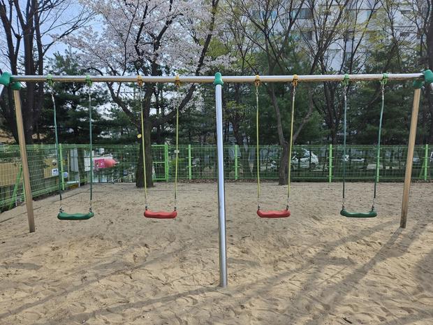 나주병설유치원놀이터 그네 교체, 믿을 수 있는 전문 시공으로 건강한 놀이 공간 만들어...