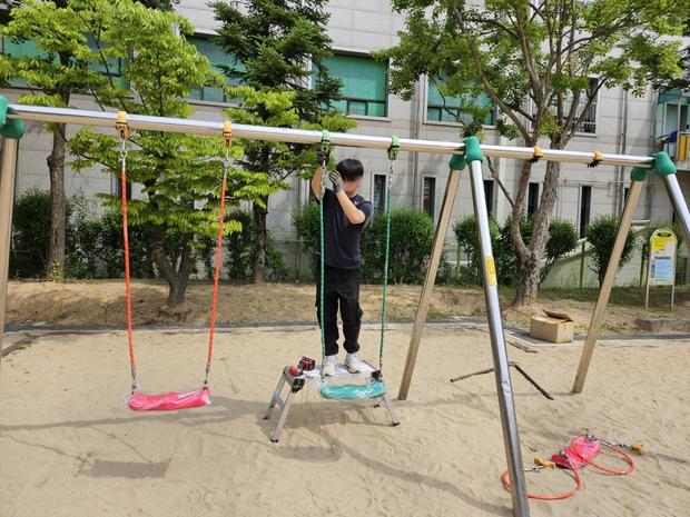 진천초등학교 운동장 그네 교체, 케이스터디움으로  "깨끗하고 안전한 놀이터" 만들어보세요! 관련 이미지