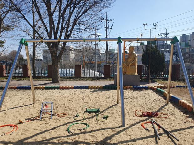 진천초등학교 운동장 그네 교체, 케이스터디움으로  "깨끗하고 안전한 놀이터" 만들어보세요!