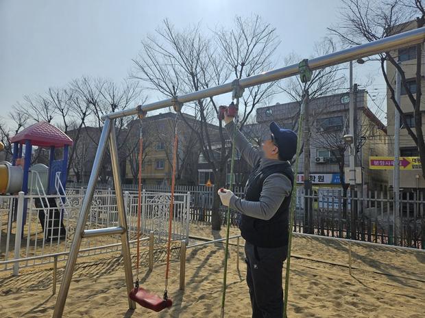 진천어린이집운동장 그네 교체, 혁신적인 시공으로 놀라움!