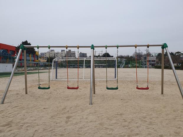 학교 운동장 그네 교체: 영양초, 안전과 수명 연장은 케이스터디움!