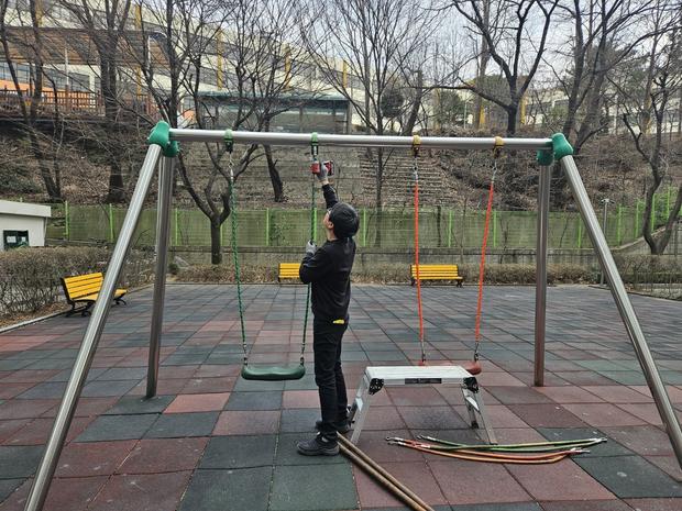 학교 놀이시설 교체: 딱 맞는 공주어린이집 그네, 케이스터디움으로 완벽한 설계부터 시... 관련 이미지
