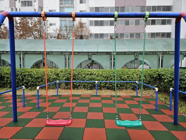 부천초등학교 운동장 그네 교체, 케이스터디움으로 혁신적인 안전 & 수명 연장!