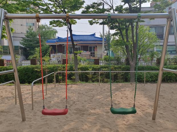 김해어린이집운동장 그네 교체: 전문 시공으로 깨끗하고 안전한 운동 공간 만들기! 관련 이미지