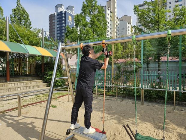 증평병설유치원 놀이시설 그네 교체, 걱정 끝! 케이스터디움으로 신뢰할 수 있는 안전하...