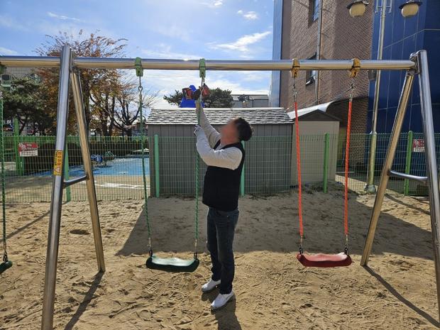 계룡병설유치원 운동장 그네 교체, 1년 만에 완벽하게! 전문 케이스터디움 도와줍니다.