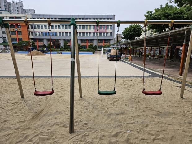 합천초등학교 놀이터 그네 교체, 전문 시공으로 튼튼하고 장르다!
