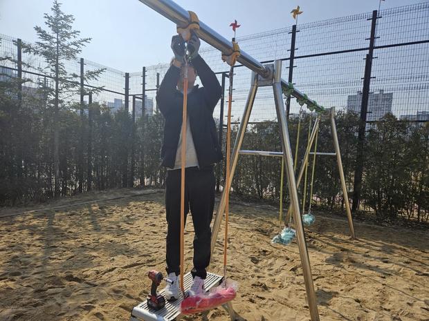 칠곡병설유치원 운동장 그네 교체, 혁신적인 시공으로 안전하고 깨끗한 공간 만들어 줄까?