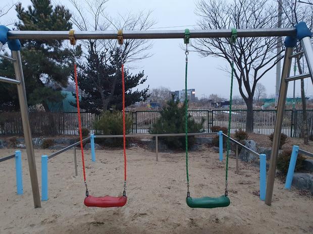 춘천 어린이집 놀이터 그네 교체! ?️ 안전하고 오래가는 놀이터 만들기 관련 이미지