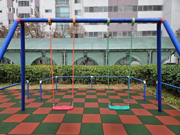 강릉초등학교 운동장 그네 교체, 케이스터디움 전문가로 안전하고 쾌적한 공간 만들어 드...