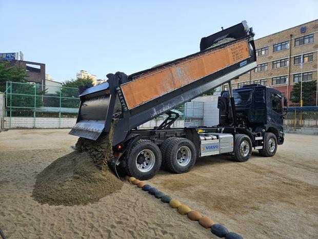 부여초등학교 놀이시설 마사토 충진, 걱정 끝! 케이스터디움으로 안전하고 최신 시공! 관련 이미지