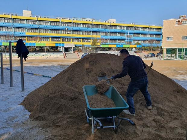 부산초등학교 놀이시설 모래보충 | 전문 시공으로 즐거움 & 안전을 위한 최상의 선택! 관련 이미지