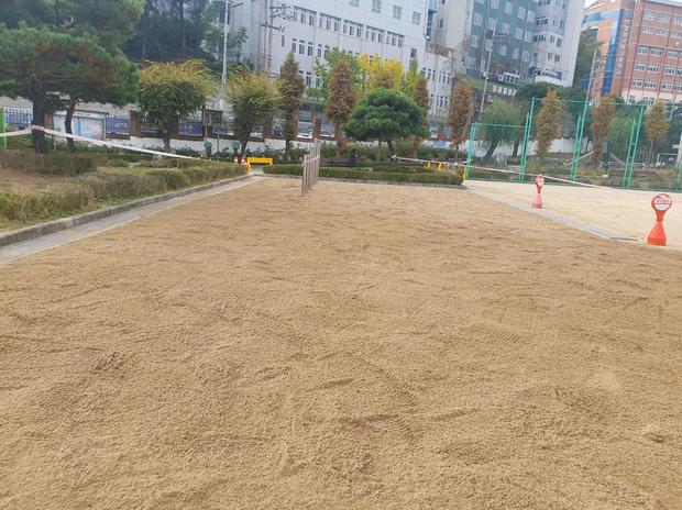 순천초등학교 놀이시설 모래보충,  전문 시공으로 깨끗하고 안전한 공간 만들어보세요! 관련 이미지