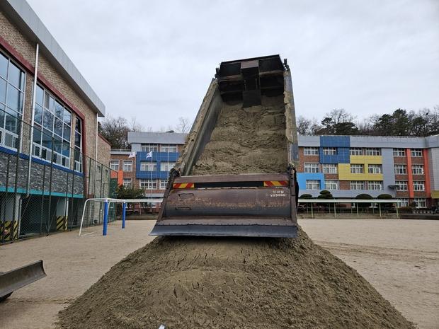 학교 운동장 마사토 충진, 안전과 품질 최우선! 케이스터디움이 해결하는 문제
