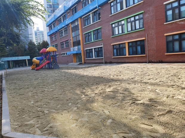 양구초등학교 놀이터 마사토 충진, ? 안전하고 오래도록 유지하세요! 관련 이미지