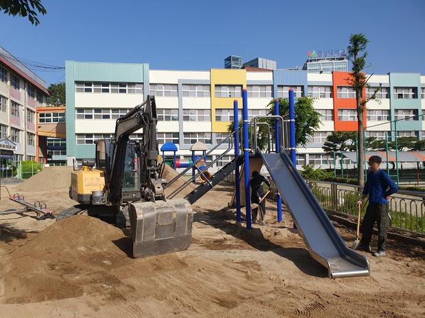 춘천초등학교 놀이시설 마사토충진: 안전하고 지속적인 쾌적한 환경을 위한 전문가 관련 이미지