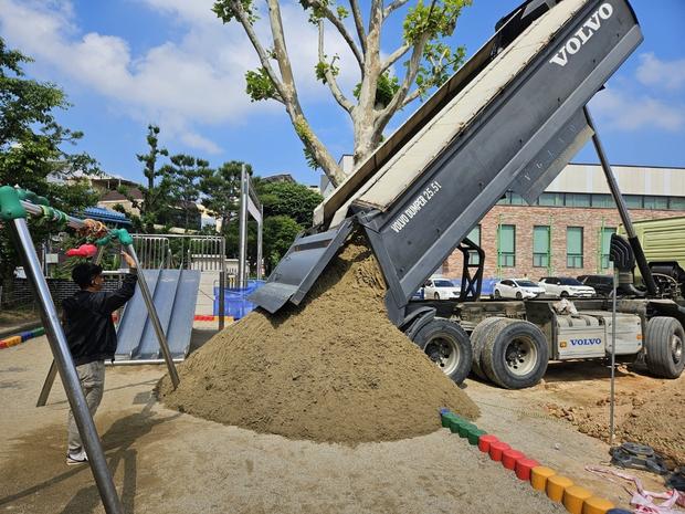 단양초등학교 놀이터 마사토 충진, 튼튼함과 안전성까지 케이스터디움! 관련 이미지