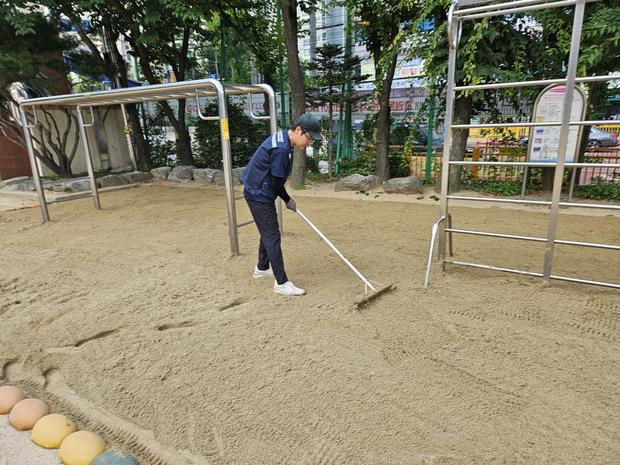 함안초등학교 놀이터 마사토 충진 전문 케이스터디움! ?  지속가능한 운동장 유지보수 ? 관련 이미지
