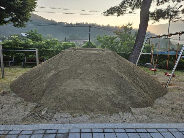 시흥초등학교 놀이시설 모래보충: ? 안전하고 쾌적한 환경, 케이스터디움으로 만들어봐!