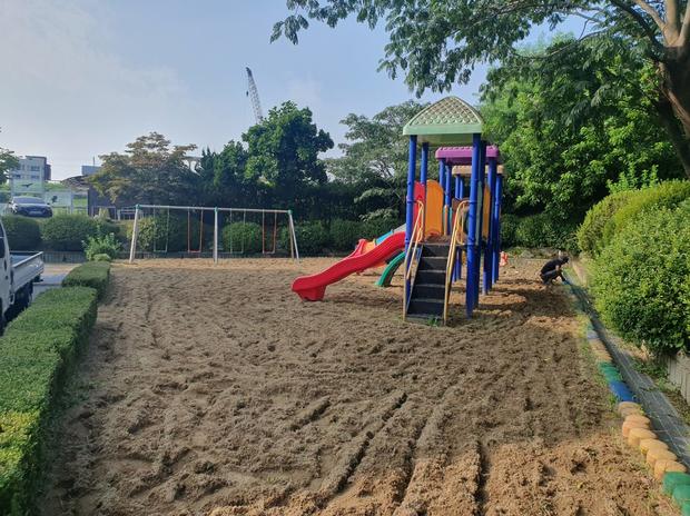 금산초등학교 놀이터 마사토 충진: ? 안전하고 매력적인 놀이터 만들기!