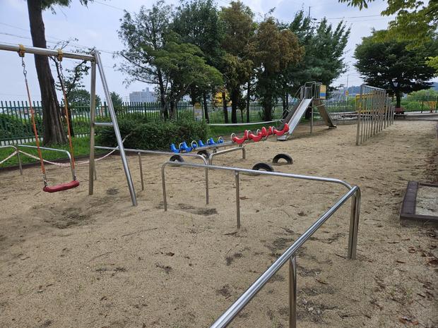 울산초등학교 놀이시설 마사토 충진, 안전하고 튼튼하게! 케이스터디움으로 완성하세요. 관련 이미지