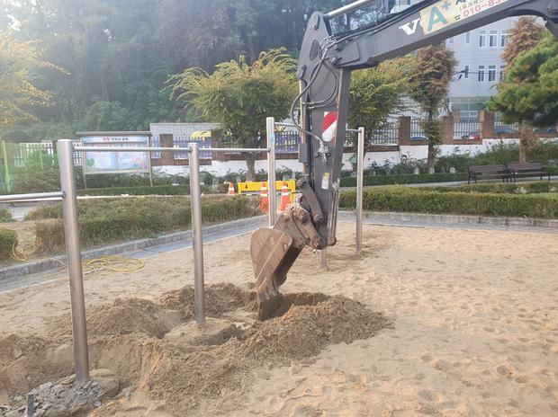 금산병설유치원 놀이시설 마사토 충진 ?, 안전하고 튼튼한 설비 위해 케이스터디움! 관련 이미지