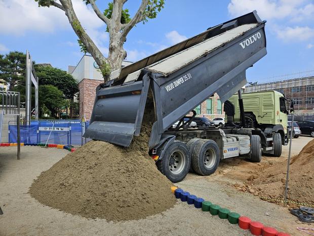 **의왕초등학교 놀이터 마사토 충진! 1년 만에 완성, 신뢰도 높은 케이스터디움으로 ...