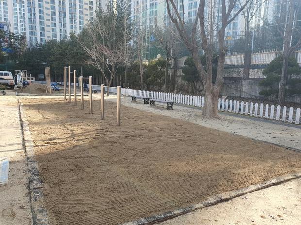 정선병설유치원 놀이터 모래 보충 | 학교 시설관리 전문가 케이스터디움