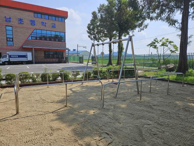 칠곡초등학교 놀이터 모래 보충, 전문 시공으로 튼튼하고 안전한 공간 만들어보세요!