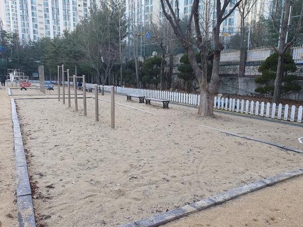 동해초등학교 놀이터 마사토 충진: 꼼꼼한 전문 시공으로 안전하고 장기적인 운용 가능!