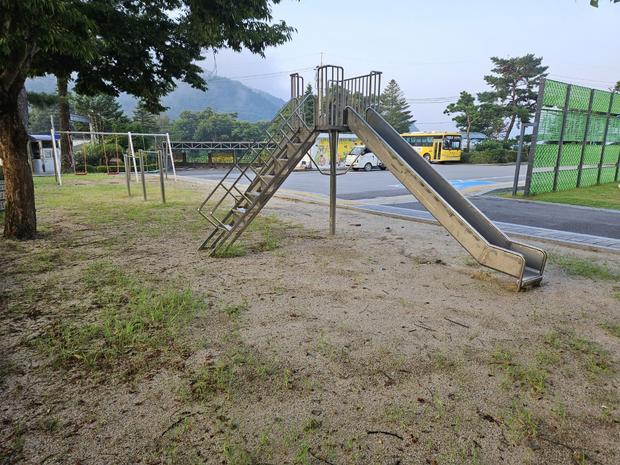 보은병설유치원 놀이터 모래 보충 | 잔디밭 문제 해결, 케이스터디움으로!