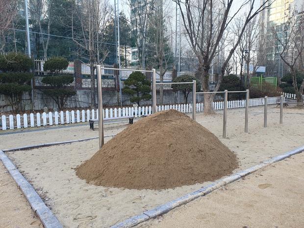 강진병설유치원 놀이터 마사토 충진 ?  실제 시공 사례, 케이스터디움은 안전과 기능 최고!
