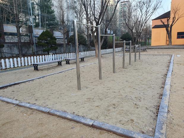 화순초등학교 놀이 시설 마사토 충진, 튼튼한 건축 & 안전, 케이스터디움!