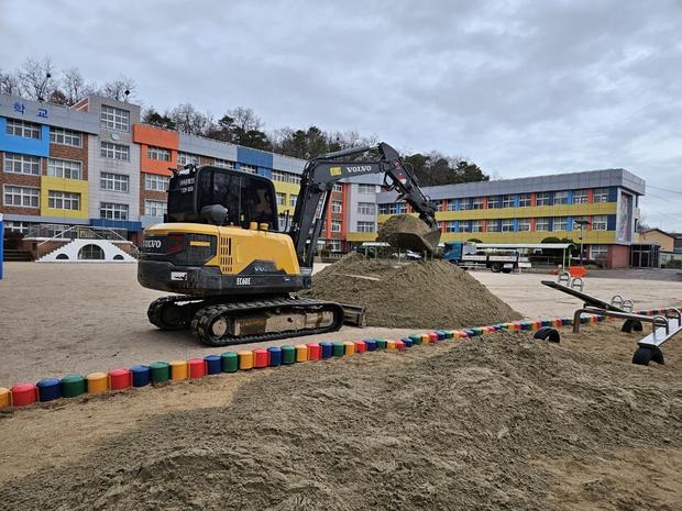 영월초등학교 놀이시설 모래보충 ✅ 전문 시공으로 튼튼하고 안전한 운동장 만들어 보세요! 관련 이미지