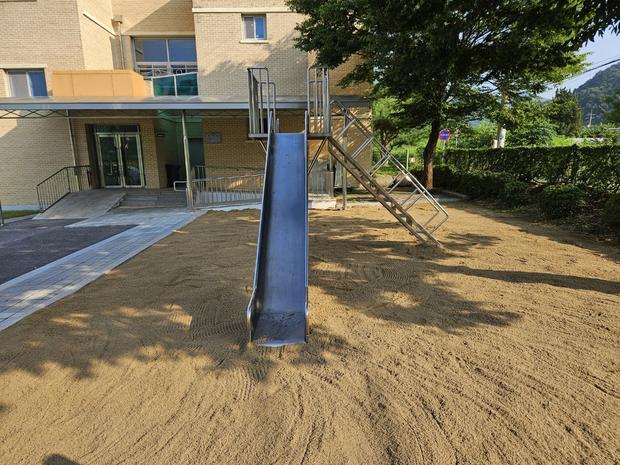 ? 학교 운동장 마사토충진? 케이스터디움, 10년 전문 경험으로 안전하고 아름다운 공...
