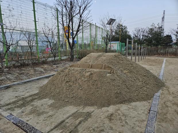 울진병설유치원 놀이시설 모래보충  | 전문 시공으로 최고 수준의 안전과 기대 만족 관련 이미지
