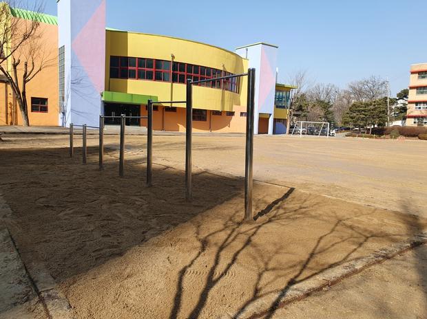 성주초 놀이터 마사토 충진, 학교 시설관리 전문 케이스터디움으로 안정적 운동장 만들어... 관련 이미지