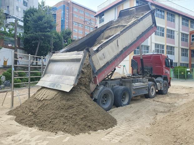 합천초등학교 놀이 시설 모래보충 |  전문 케이스터디움, 학교 운동장 유지 보수 최고! 관련 이미지