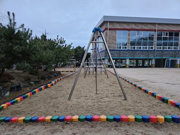 장성초등학교 놀이터 마사토 충진, 3년간 건설 경험! 안전하고 오래도록 즐겁게 놀아주...